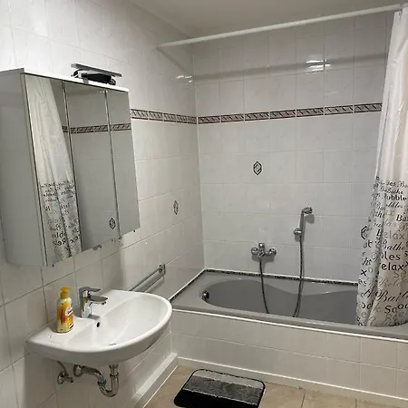 Apartamento Beautiful, Large And Great With Balcony In Location